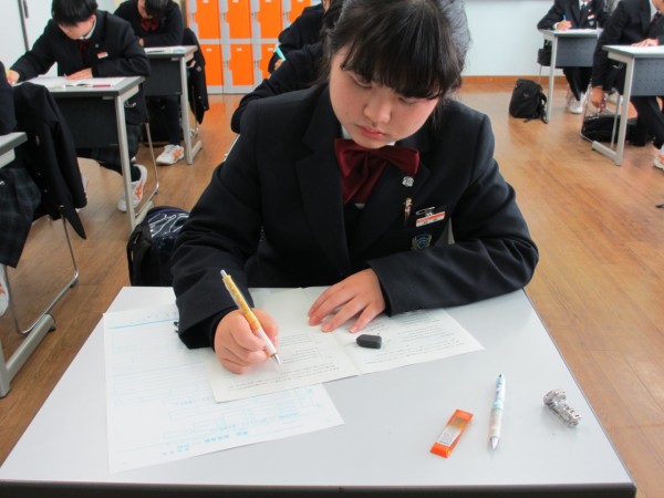 第１学年が進研模試総合学力テスト11月を実施しました。
