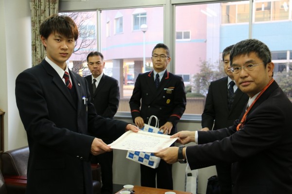 本校生徒が人命救助を行い、東武鉄道より表彰を受けました。
