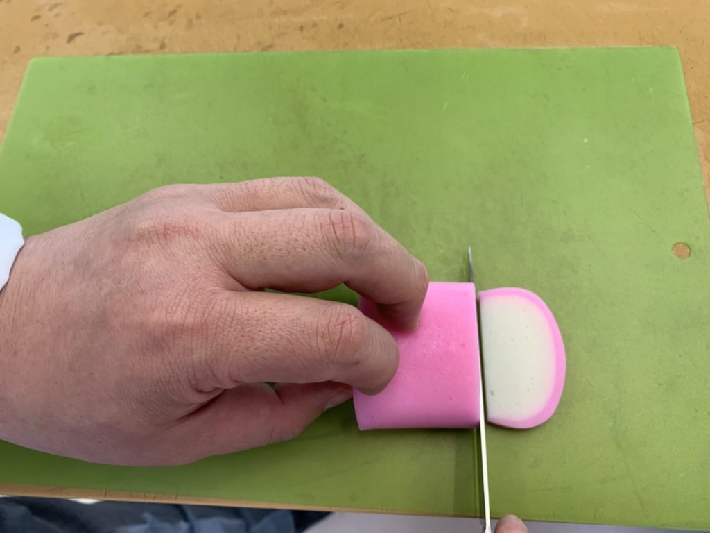 かまぼこの飾り切り第一弾 結び 花咲徳栄高等学校