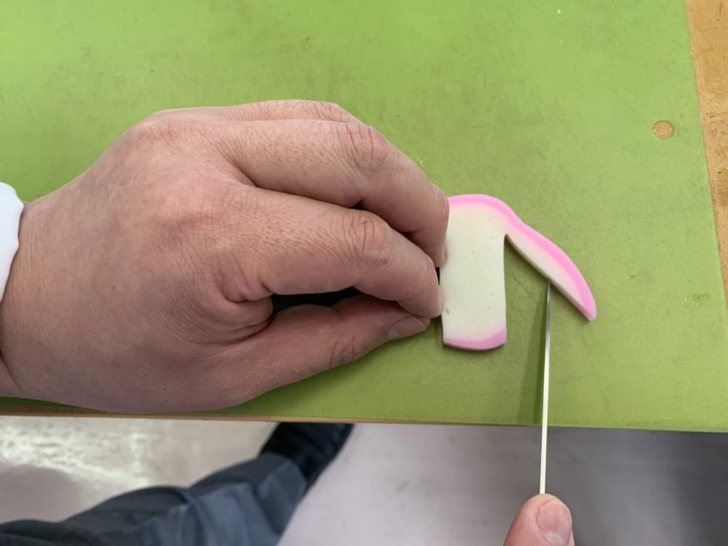 かまぼこの飾り切り第一弾 結び 花咲徳栄高等学校