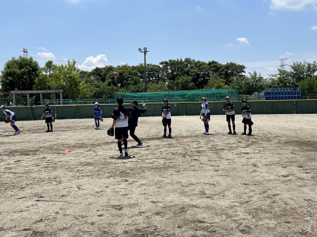 女子ソフトボール部小学生、中学生と合同練習実施